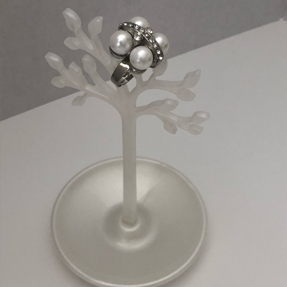 Guess Pearl Cluster Ring - Picture 5 of 6